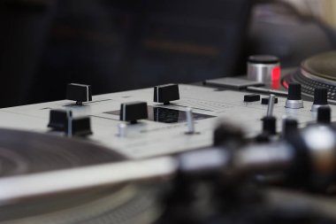 Profesyonel ses denetleyicisi ve pikap vinil plak çalar karıştırma. Konser, etkinlik ve çizilmemesi Müzik Dj için iyi. Makro odak topuzlar, düzenleyiciler