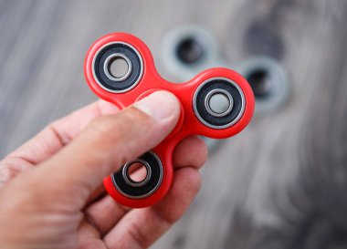 Popüler parmak spinner aygıt ile boy oynayın. Modern topluca iplik oyuncak yatakları üzerinde. Elinde sıralayacağız ve serin yeni püf noktaları öğrenin. Bu yeni dönen becerikli alet ile eğlenin. 