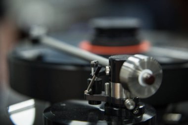 Moskova - 25 Şubat, 2017: büyük pikap vinil kayıtları oyuncu expo bir salonda. Fuar ses meraklıları için hifi ses ekipmanları satışı. Analog tablo vinil ses sistemi açın. El yapımı Merhaba-Fi oyuncu