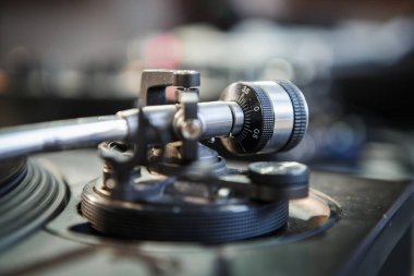 Kiev-30 Haziran, 2018: Profesyonel dj ses ekipmanları için disk jokey. Technics Sl-1210 tablo oyuncu sesi kolundan kapat aç