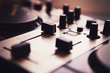 Dj. Midi denetleyicisi karıştırma ses için profesyonel ses karıştırıcı kapatın. Kolları odaklan. Yüksek sesle müzik çalma