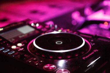 Kiev-4 Temmuz, 2018: Dj pikap oyuncu gece kulübünde sahnede. Profesyonel Pioneer Cdj Kulüp partisinde techno müzik tablo açın. DJ ses ekipman elektronik müzik festivali 