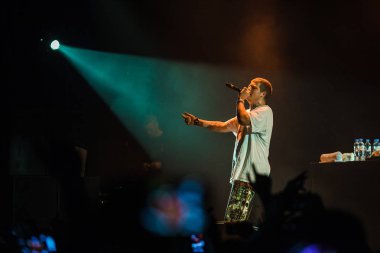 Moskova - 2 Eylül, 2016: büyük hip hop konser rapçi Yung yalın gece kulübü. Ünlü rap şarkıcısı sahnede şarkı söylüyor.