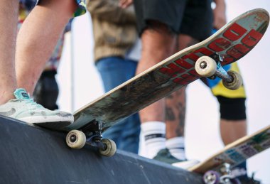 Odessa, Ukrayna-21 Ağustos, 2017: Yarışmaya kaykay yaz. Aşırı spor