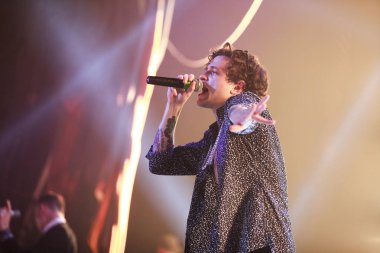 Moskova - 28 Mayıs, 2016: büyük rap ve rock müziği konseri ile popüler gece kulübü olarak Lsp, grubun. Ünlü genç hip hop şarkıcı şarkı gece kulübü sahnede.