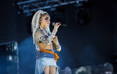 Moskova - 7 Haziran, 2016: ünlü şarkıcı Abra Lastochka açık hava Müzik Festivali'nde konser.