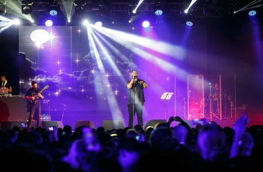 Moskova - 30 Kasım, 2016: popüler rap şarkıcısı şarkı gece kulübünde sahnede. Büyük müzik kulübünde konser göster. Parlak sahne aydınlatma, kalabalık dans pistine. Rapçi şarkı canlı. Eğlence olay