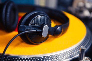 Profesyonel Dj kulaklık pikap vinil kayıtları oyuncu sarı clipmat üzerinde döşeme. Turntable plakalı Focus, kaydı yok. Pro analog ses ekipmanları
