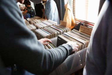 Moskova - 26 Mart, 2017: Hifi müzik severler toplandı, vinil recods müzik için turntable ile satın almak güç merkezi. DJ topluluk turntable çalmak için ses kayıtları satmak