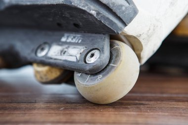 Moskova - 23 Mart, 2017: agresif inline paten aşırı paten için. Kullanılan ve inç - line paten buz pateni dublör için çizik: eziyet raylar, çıkıntıları ve hileler skate park havada atlama