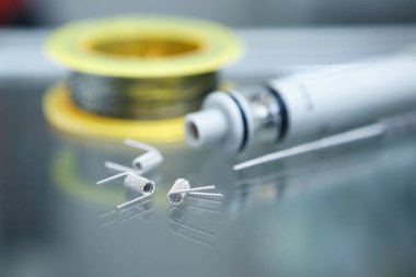 Vape Dükkanı. Modern vaping cihaz bakım ve yükseltme bölümlerinde kapatın. O popualr ecig vaper cihaz satın. Elektronik Sigara İçilmeyen ejuice için aracı. Kutusu mod ve tel