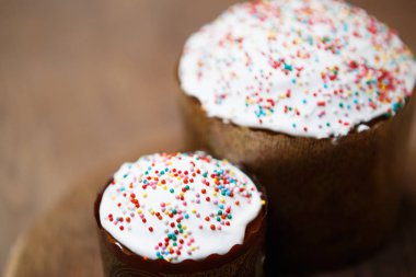 Ortodoks crhistian tatil kutlaması için güzel Paskalya kek. Lezzetli ev yapımı ekmek yemek ve İsa'nın yeniden doğuşu kutlamak. Dini bahar tatil yemek masada dekorasyonu ile