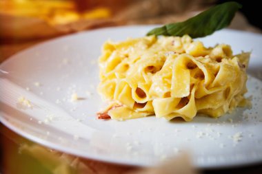 İtalyan restoranı Italy.Enjoy lezzetli gurme menüde lezzetli makarna yemek. Fesleğen yaprağı, parmesan peyniri ve baharat
