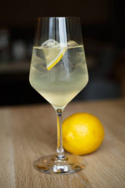 Tornavida uzun votka ve yüksek kristal bardak taze limon suyu ile bir içki keyfini çıkarın.