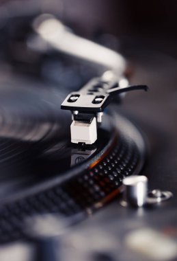 Pikap vinil plak çalar, analog ve dijital müzik Dj için analog ses teknolojisi. Yakın, makro için profesyonel stüdyo cihazları