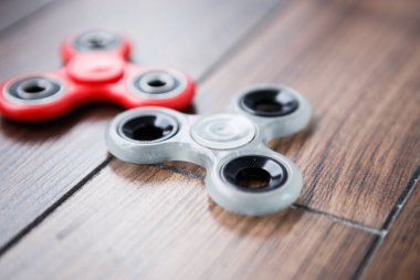 Popüler parmak spinner aygıt. Modern topluca iplik oyuncak yatakları üzerinde. Elinde sıralayacağız ve serin yeni püf noktaları öğrenin. Bu yeni dönen becerikli alet ile eğlenin.