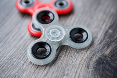 Popüler parmak spinner aygıt. Modern topluca iplik oyuncak yatakları üzerinde. Elinde sıralayacağız ve serin yeni püf noktaları öğrenin. Bu yeni dönen becerikli alet ile eğlenin.