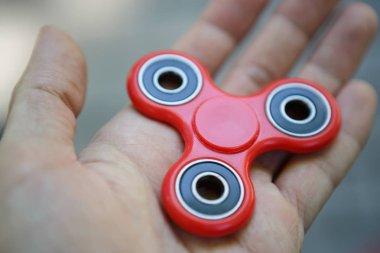 2017 spinner oyuncak yatakları ile eğilimleri süper. Kırmızı palmiye aygıtta kıpır. Oyuncaklar iplik ile oynarken zevk ve psikolojik stres serbest bırakmak. Bu yeni eğlence gadget ile rahatla
