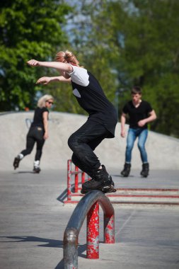 Moskova - 7 Mayıs, 2016: agresif paten rekabet Az piknik gerçekleşti, paten patenci Andrey Zaytcev 2012 yılında vefat eden anısına Sadovniki park