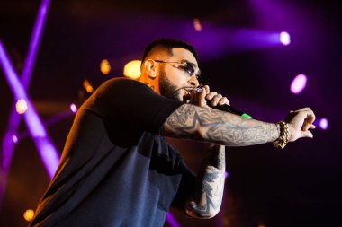 Moskova - 29 Mayıs, 2015: popüler Rus hip hop şarkıcıları L'One ve Timati gece kulübünde büyük konser. Ünlü rapçi canlı müzik kulübünde sahnede ayarla gerçekleştirme. Sahne sanatları olay