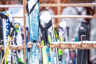 Bukovel, Ukrayna-19 Mart, 2018: Profesyonel yüksek hızlı dağ Kiralama standında kayaklar. Uluslararası turist Kayak ve equiment Bukovel Winter Park Karpat Dağları kış tatilleri için kira