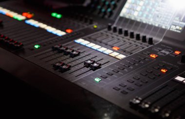 Moskova - 27 Ekim, 2016: gece kulübü conert çalışmaya ışık teknisyeni için sahne aydınlatma kontrol paneli. Sahne ışıkları denetleyicisi karıştırıcısı paneli. Profesyonel gece kulübü müzik ekipman içerik göster.