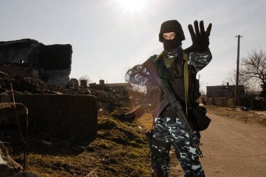 Silahlı Muhafız otomatik ak-47 tüfek üzerinde askeri duruyor 
