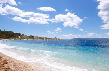 Deniz kıyısında. Berrak mavi su yıkama egzotik seyahat hedef sahilde. Yaz tatil arka plan. Croatia.Sunny günde Adriyatik Denizi'nde tropik ada lagün