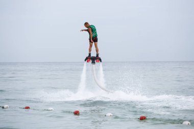 Odessa, Ukrayna-21 Ağustos, 2017:Hydrofyler jet çizme işlemi. Genç adam sürme uçmak kurulu jetski su. Yaz eğlenceli bir aktivite. Su tekne için bağlı Hydroflying jetpack kurulu