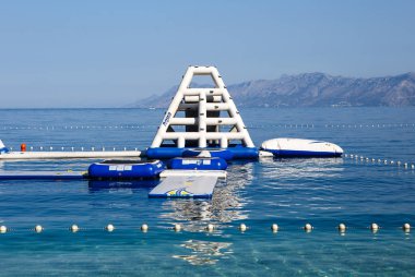Makarska, Hırvatistan - 16 Haziran, 2017: hava ile şişirilen sıçrayan oynamak zemin Adriyatik Sea.Popular beach turizm yaz tatil seyahat için. Kale sıçrayan aktif çocuklar için eğlenceli