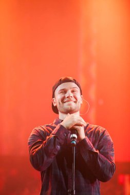 Moskova - 7 Aralık, 2015: Max Korzh büyük konser Stadyumu canlı gece kulübünde