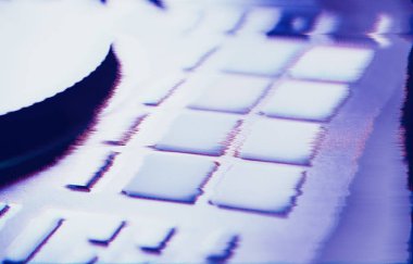 Profesyonel konser DJ turntable cihazı ses karıştırıcı panel ve koşu tekeri ile. Partide müzik çalmak için kulüp disk jokey sahne ekipmanı. Gece kulübü için dijital döner masa güvertesi