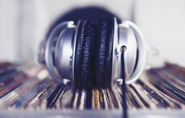 Analog vinil kayıtları toplama audiophile kulaklıklar. DJ baş telefonları. Müzik çalmak, parça gümüş kulaklık için dinle. Yakın, makro