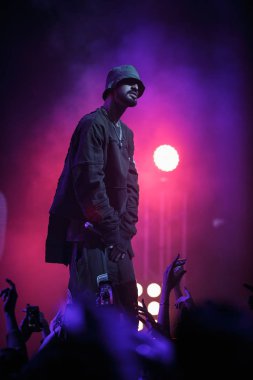 Moskova - 22 Şubat, 2017: popüler Rus rap düet grup Miyagi ve Endshpiel canlı gece kulübünde sahnede performans. Ünlü hip hop şarkıcı şarkı mikrofon sahnede. Konser sahne aydınlatma ayarı