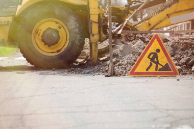 Bu yol yapım aşamasındadır ve kapalı. Sarı Emanet işareti roadworks hakkında uyarır. Dikkat et 