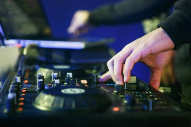 Moskova - 30 Kasım, 2016: DJ gece kulübü sahnede dijital MIDI pikap denetleyicisi hip hop partide müzik karıştırma. Dj Mikser konser gece kulübünde raylara karıştırma parmakları
