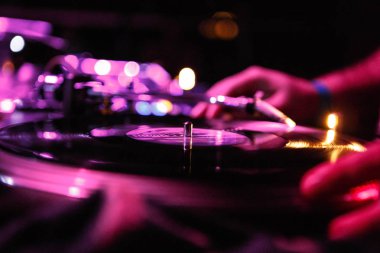 Kiev-4 Temmuz, 2018: Retro Technics Sl 1210 pikap oyuncu eski analog disk ile. DJ gece kulübü sahnede bağbozumu dönüş tablo aygıtla müzik çalar