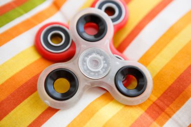 Parmak spinner oyuncak yatakları üzerinde. Süper popüler iplik aygıt. Topluca spinners ile oynarken zevk. Serin plastik Gadget eğlenmek için döner. Güzel mekanik karşı oyun