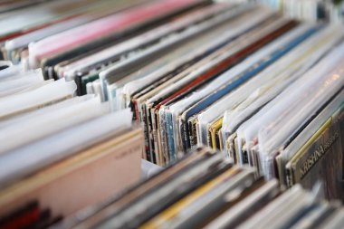 Moskova - 26 Mart, 2017: satın müzik dj ve Powerhouse.Vinyl dj topluluk Satıyoruz vinyls hipster için ve hifi müzik aşığı, aksesuarlar ile eski analog vinil kayıtlar hipster