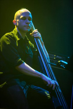 Moskova - 27 Nisan, 2016: Rus hip hop müzik grubu Krec Saint - Peterburgh Yotaspace gece kulübünde üzerinden canlı konser 