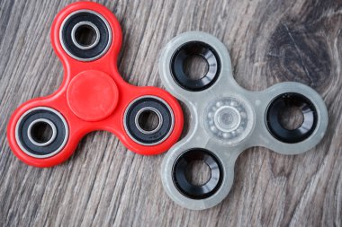 Popüler parmak spinner aygıt. Modern topluca iplik oyuncak yatakları üzerinde. Elinde sıralayacağız ve serin yeni püf noktaları öğrenin. Bu yeni dönen becerikli alet ile eğlenin.