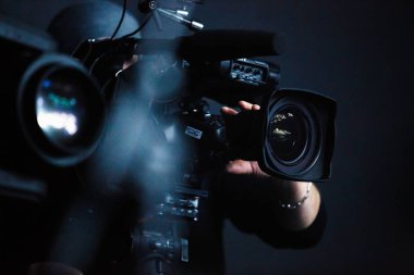 Kiev-9 Şubat 2018: sahnede profesyonel video kamera adam film konseri