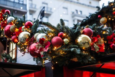 Moskova-2 Ocak 2017: Rusya 'nın başkenti yeni yıl kutlamasıdır. Tatil açık dekore dış twillight şehir caddesinde dükkan sunuyor. Noel bina süslemeleri açık