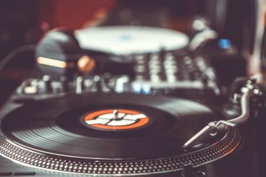 Tablo kayıtları oyuncu portre içinde açın. Party dj pikap oyun vinil disk müzik ile. Hip hop şarkıları çizik ve parça parti ya da dj konserde remix. Eğlence için profesyonel ses ekipmanları