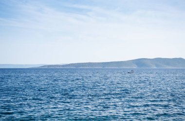 Küçük tekne denizde dalgalar üzerinde sürüklenen. Güneşin Croatia.Popular sahil seyahat hedef üzerinde yaz için derin mavi Adriyatik Denizi su parlar Tur relax. Hırvat egzotik resort gevşeme için seyahat