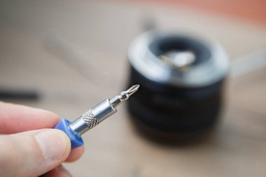 Modern dslr kamera lensler hizmet özel Atölye tamir kırık. Ana tamir araçları ile kırık objektif