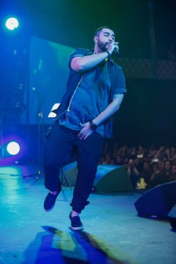 Moskova - 30 Kasım, 2016: popüler rap şarkıcısı şarkı gece kulübünde sahnede. Büyük müzik kulübünde konser göster. Parlak sahne aydınlatma, kalabalık dans pistine. Rapçi şarkı canlı. Eğlence olay