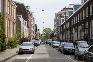 Amsterdam,Hollanda-27 Nisan,2019: Birçok farklı araba Hollanda.Avrupa sorunu park için Amsterdam.No yerin sokakta sıkıca park - kişisel araç park etmek için hiçbir yerde yoktur 
