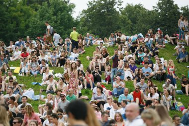 Moskova - 29 Temmuz, 2017: müzik hayranları zevk büyük açık hava eğlence olay. Açık Hava Festivali Afisha piknik.