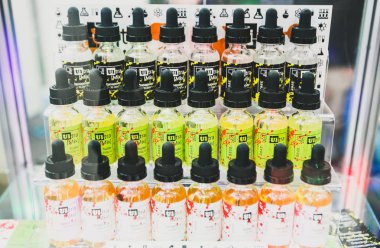 Moscow - 9 Aralık, 2016: Uluslararası Vape Expo.Very popüler modern elektronik sigara sıvı dolum. E-sıvı, e-suyu Satılık plastik şişe kap içinde. ELiquid, ejuice için vaping aygıt becerikli alet, buharlaştırıcı ve vape güvenli bir şekilde doldurun. Hiç nikotin